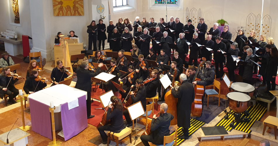 Tiroler Motettenchor und Orchester Sonarkraft unter der Leitung von Jan Golubkow